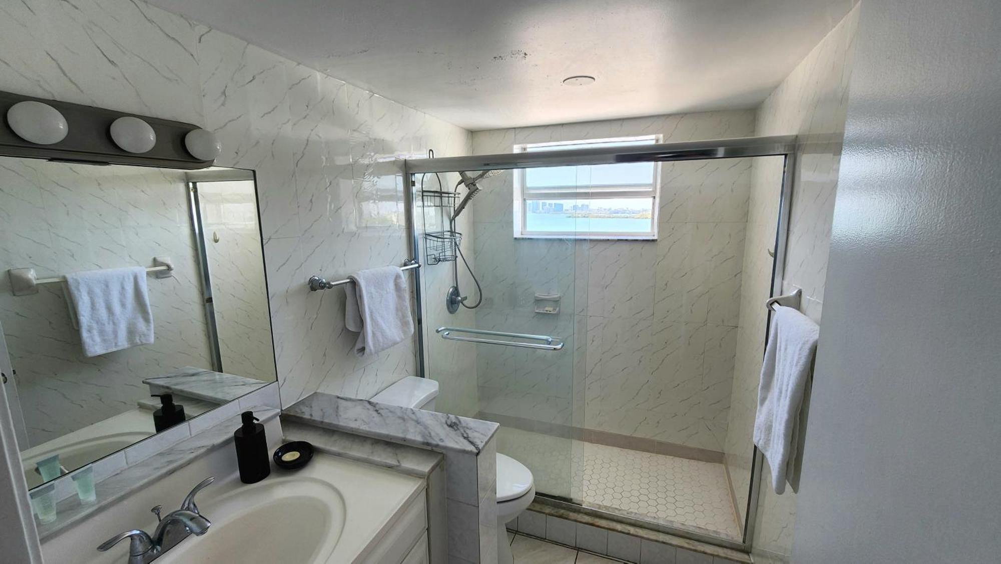 Bayfront Apartment Breathtaking Views- One Bedroom W Balcony- Living Room -Free Parking Miami Beach Bagian luar foto